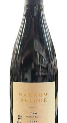 The NARROW BRIDGE TSM BLEND 750ML showcases a well-balanced flavor profile with notes of dark berries