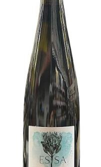 <p>ESSA SEASIDE RIESLING is a crisp white wine that showcases bright notes of citrus and green apple