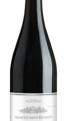VALLE REALE VIGNETTO SANTEUSANIO is a red wine hailing from the Abruzzo region of Italy. It features a balanced flavor profile with notes of dark fruit