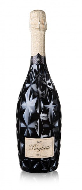 <p>BAGLIETTE BRUT 750ML is a sparkling wine crafted in the renowned wine regions of Italy. This brut offers a crisp and refreshing flavor profile characterized by notes of green apples