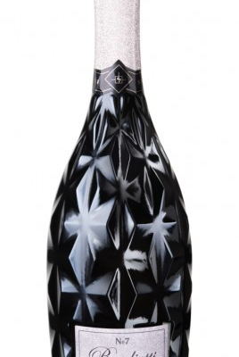 BAGLIETTI BRUT ROSE is a sparkling wine characterized by its vibrant notes of strawberries and raspberries