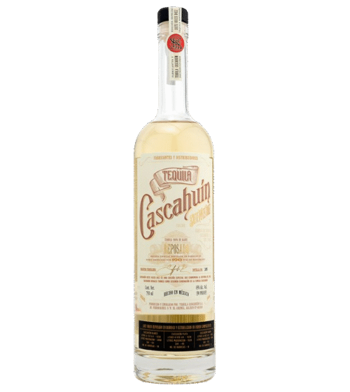 CASCAHUIN SIETE VECES DIEZ 750ML is a well-crafted wine from the renowned wine-producing region of Valle de Colchagua in Chile. This wine features a complex flavor profile with notes of dark berries