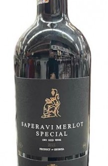 The PALAVANI KOSHER BLEND 750ML is a refined wine that showcases a harmonious blend of fruity and earthy notes