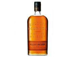 BULLEIT BOURBON 1L offers a bold flavor profile characterized by a high rye content