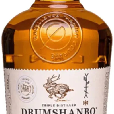 DRUMSHANBO GALANTA SGL MALT WHISKY is a premium single malt whisky produced in the scenic region of Ireland. It showcases a complex flavor profile with rich notes of dried fruit