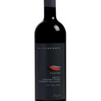 SEGALS FUSION WHITE 750ML is a crisp and refreshing white wine from the renowned vineyards of Israel. It features a harmonious blend of tropical fruits and citrus notes