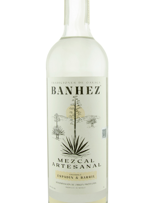 BANHEZ MEZCAL 1L showcases a distinct flavor profile with earthy and smoky notes characteristic of traditional mezcal. Originating from the rich agave fields of Oaxaca