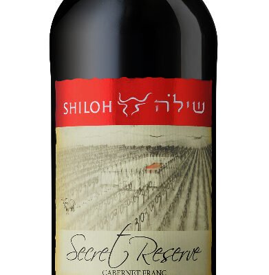 The SHILOH CAB SAUV SECRET RESERVE 1.5L is a bold Cabernet Sauvignon hailing from Israel's renowned Judean Hills region. It offers a deep flavor profile characterized by layers of dark fruit